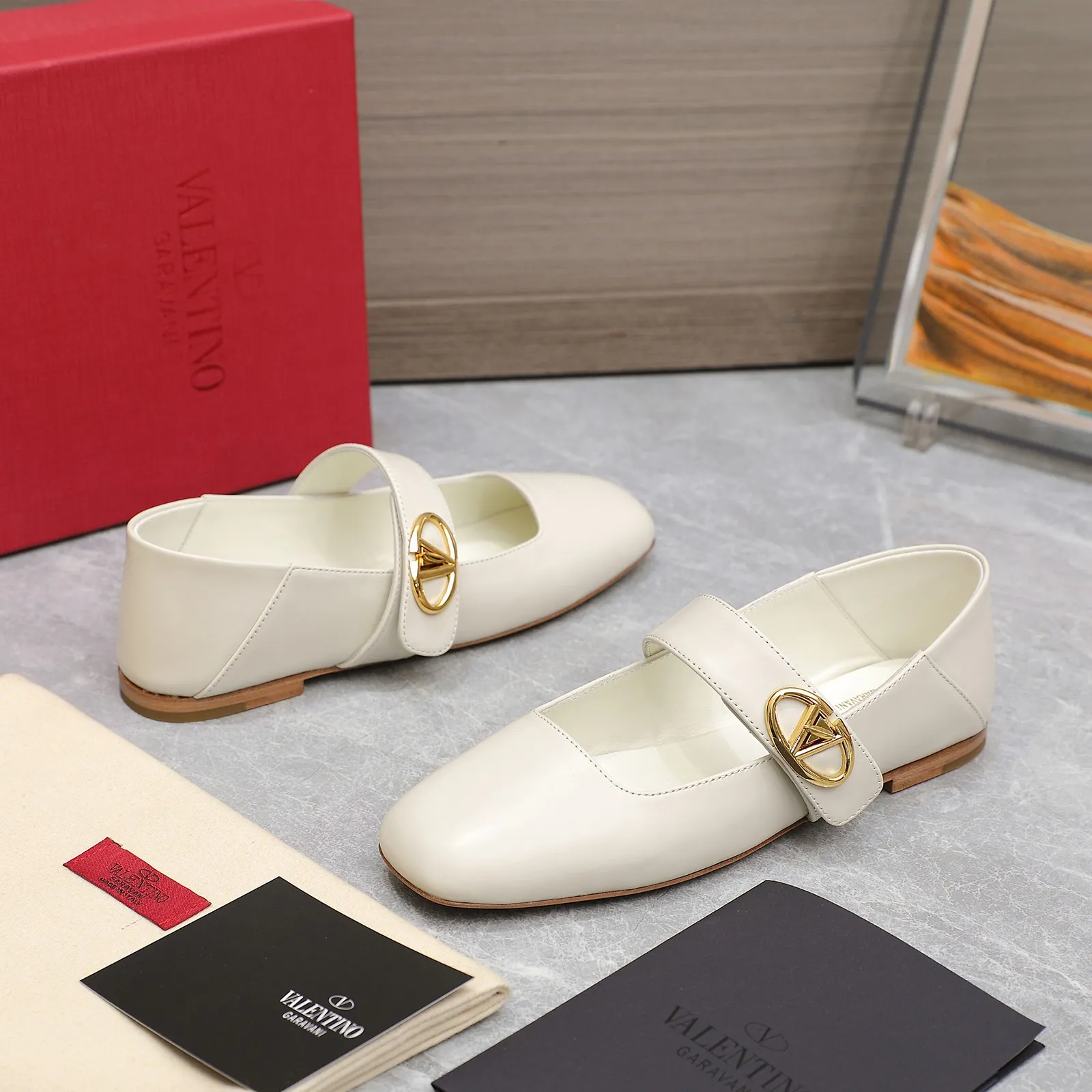 👟👟Ex-factory price 600👟👟 2024 early spring counter catwalk style updated simultaneously 💗Valentino💗Valentino strips deep mouth half drag / flat shoes / high heel shoes / series will be released in the future —————————— Top version Grandma deep mouth design combination highlights the brand’s unique design style, luxury and fashion, highly recognizable, exquisite round toe The side curve is perfect, the taste is particularly pure, and the ladylike temperament is full of femininity‼ ️ Upper: Made of imported cowhide. Lining: Made of mixed sheepskin. Original molded hardware buckle. Italian imported cowhide leather outsole. Size: 35-39 (40/41 customized)